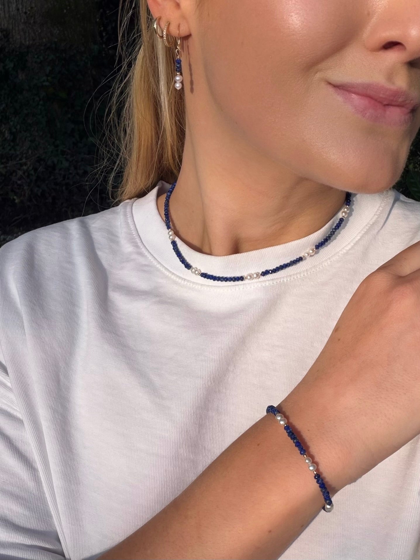 Sieraden set bestaande uit Lapis Lazuli en zoetwater Parel.