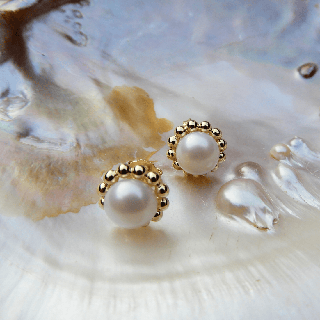 Parel oorstekers bloem 8mm, goud op zilver - Gloria Maris Giethoorn