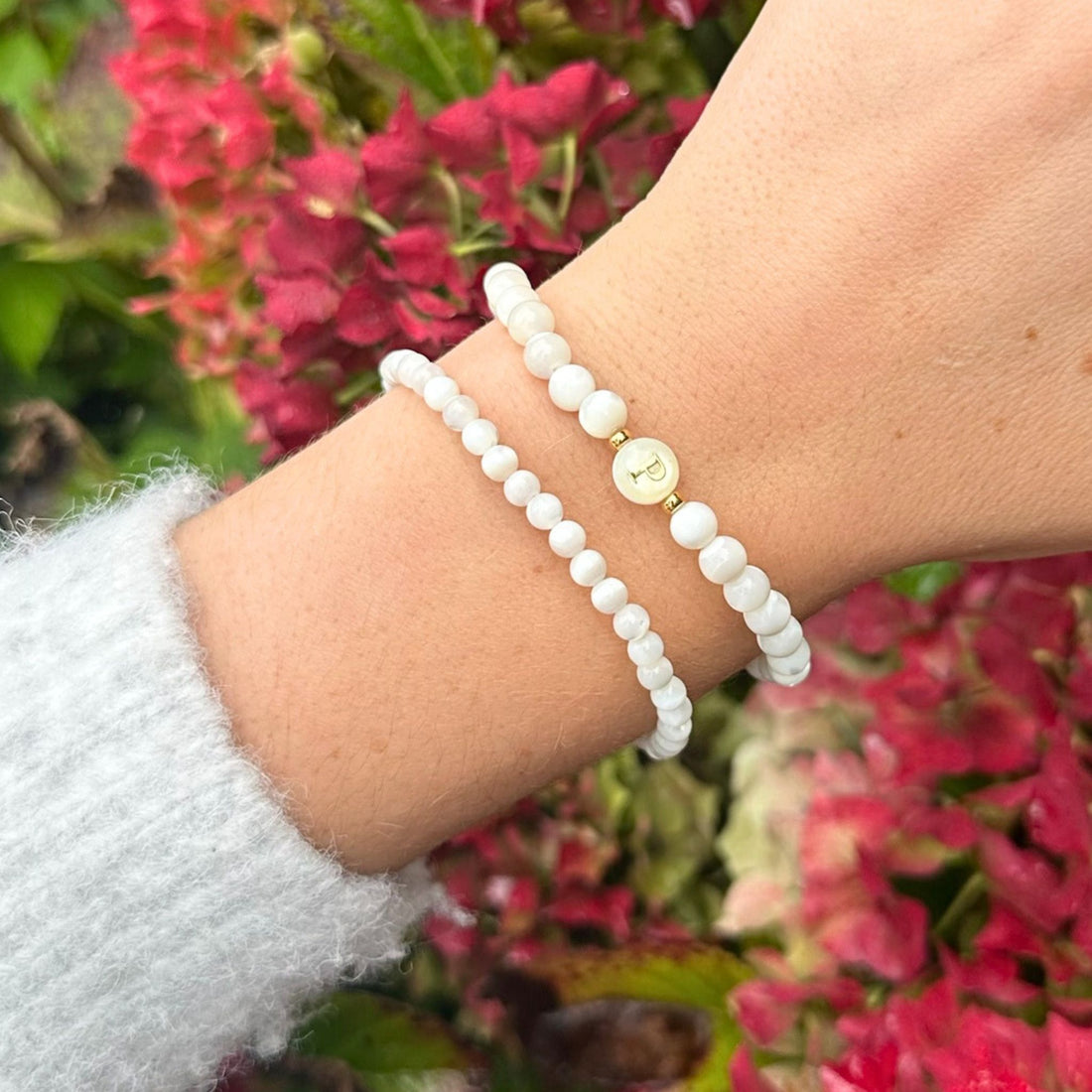 Parelmoer armbanden set met initiaal bedel