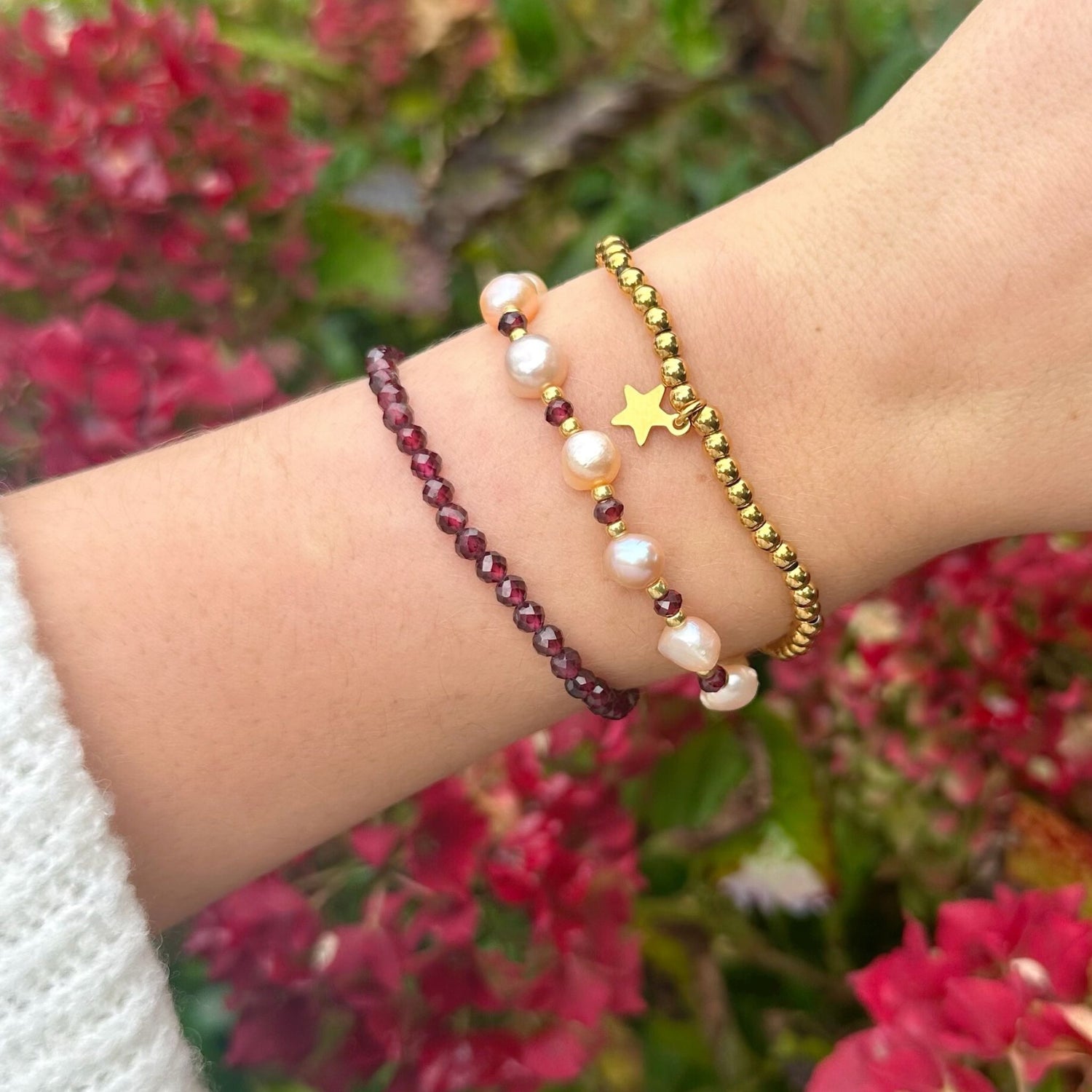 Stretch armband van RVS 18 karaat gold plated met sterren bedel.