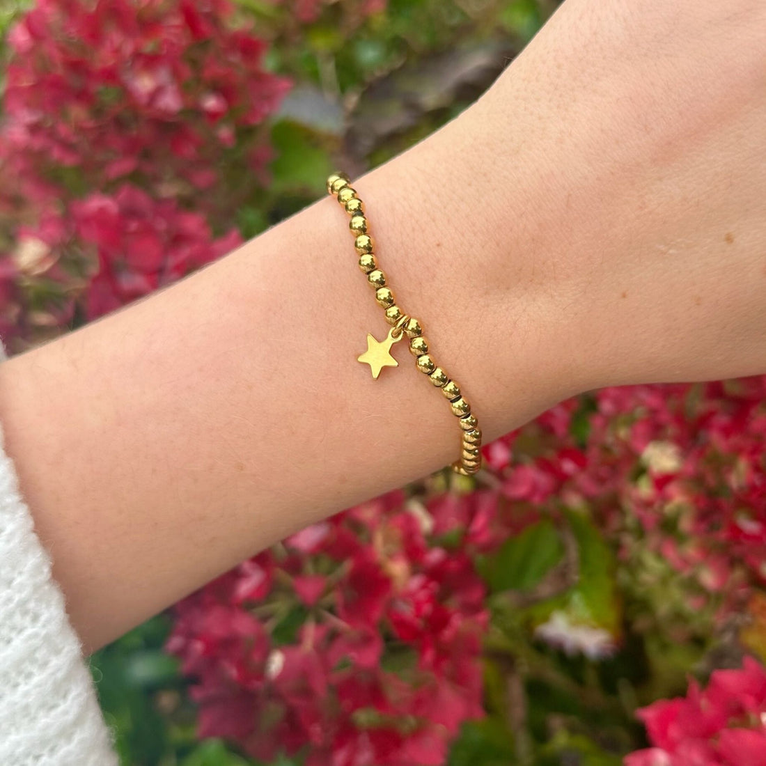 Stretch armband van RVS 18 karaat gold plated met sterren bedel.