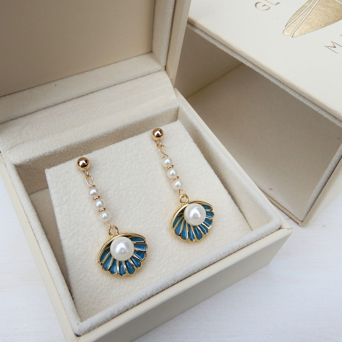 Prachtige zoetwater Parel oorhangers met blauwe schelp bedel.