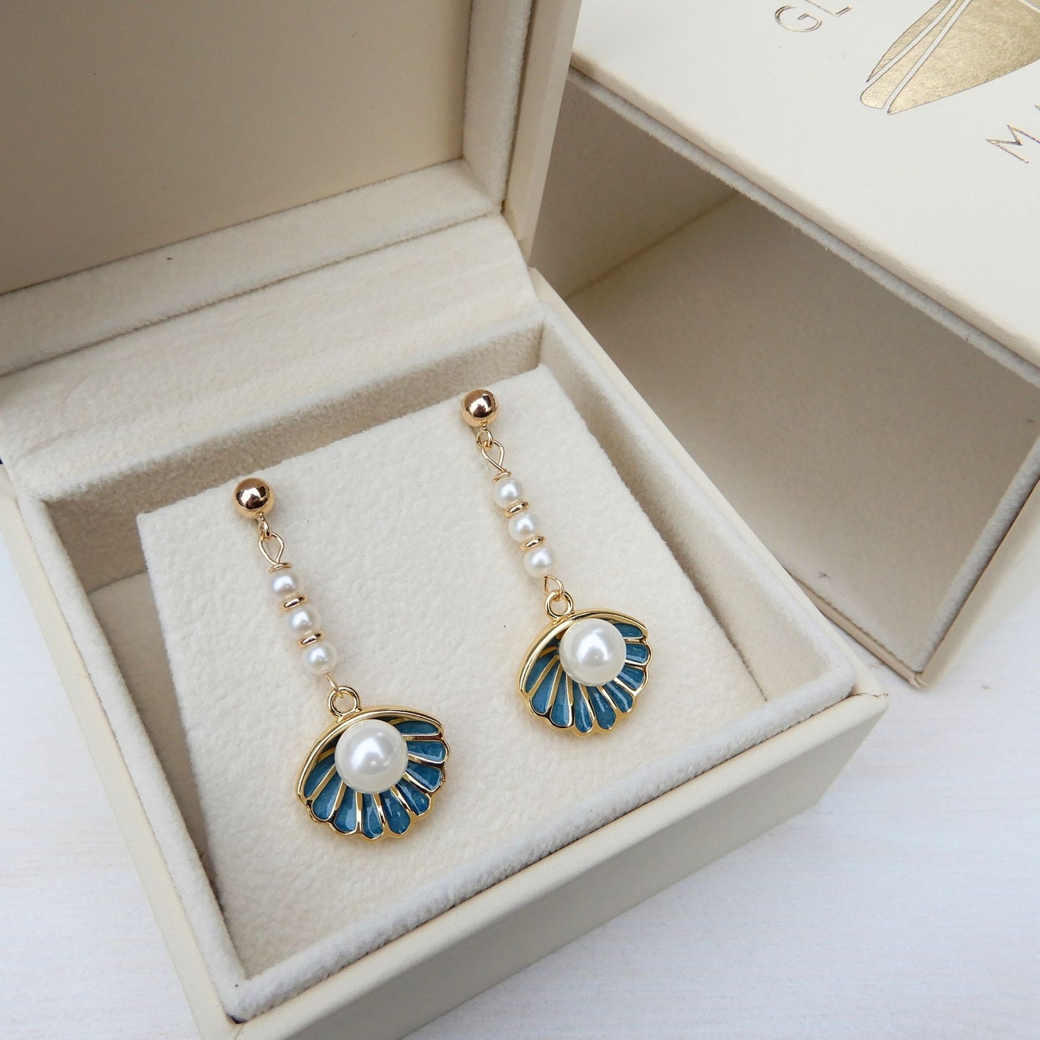 Prachtige zoetwater Parel oorhangers met blauwe schelp bedel.