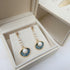 Prachtige zoetwater Parel oorhangers met blauwe schelp bedel.