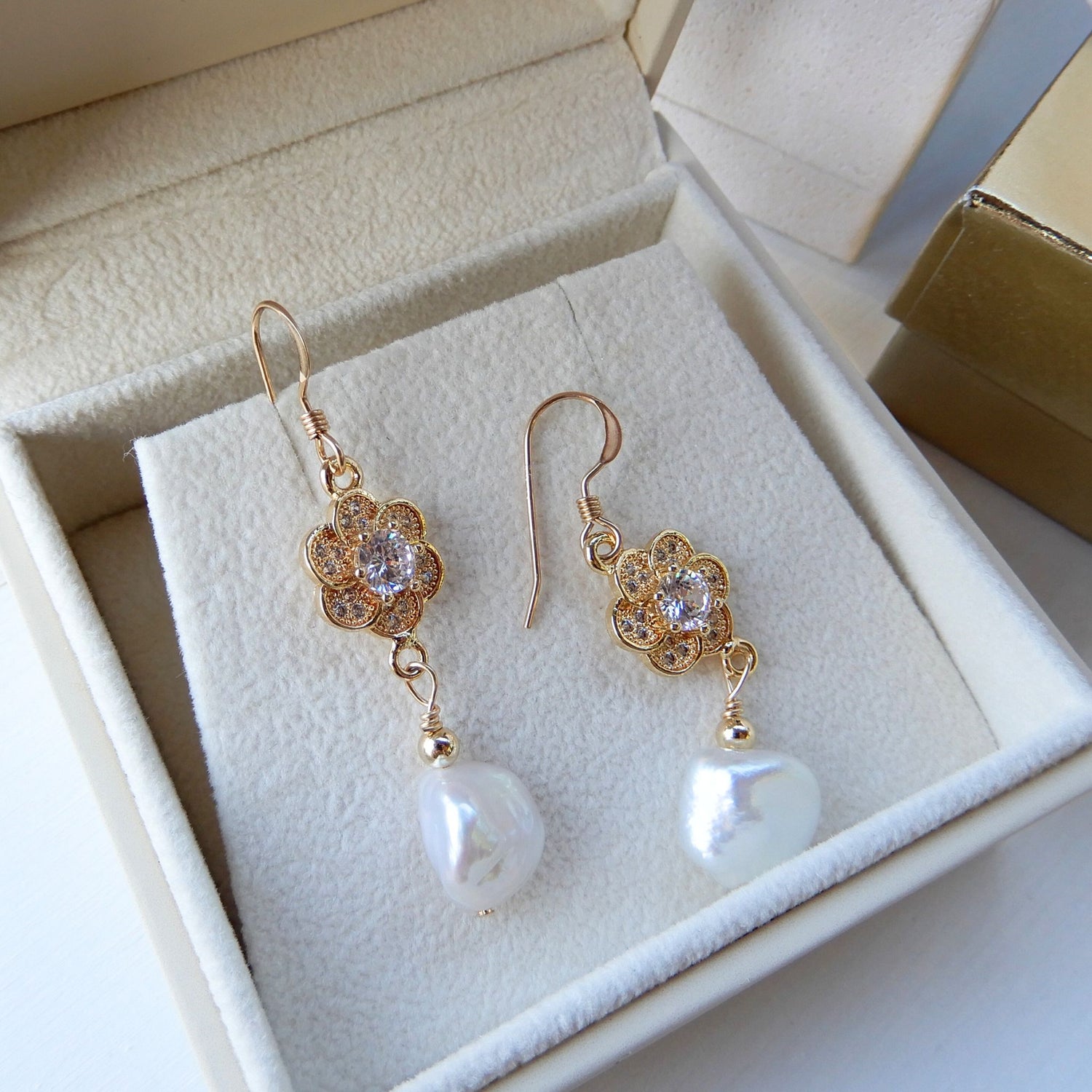 Zoetwater Keshi Parel oorhangers in combinatie met zirkonia bloem bedel.