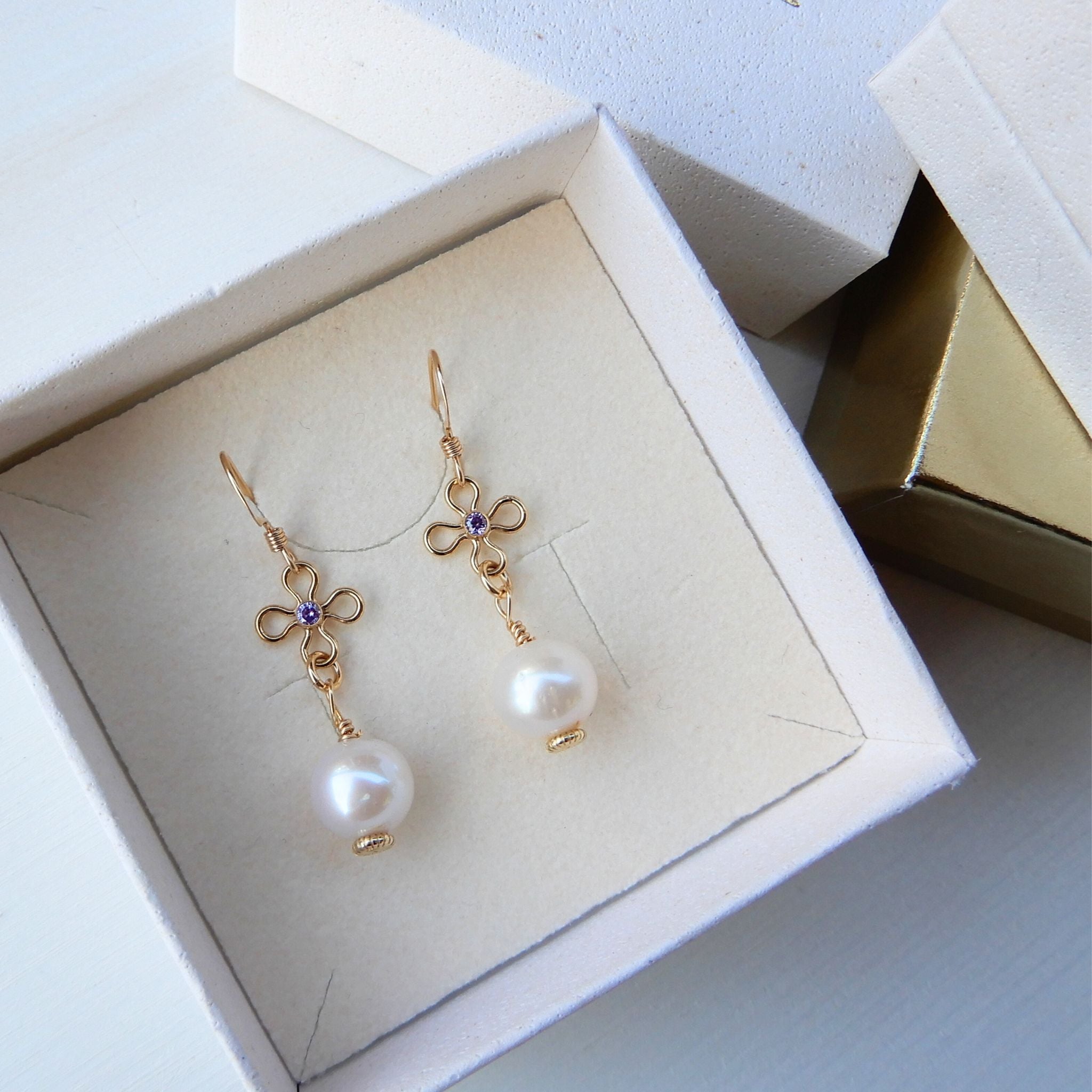 Zoetwater Parel oorhangers met paarse zirkonia bloem bedel.