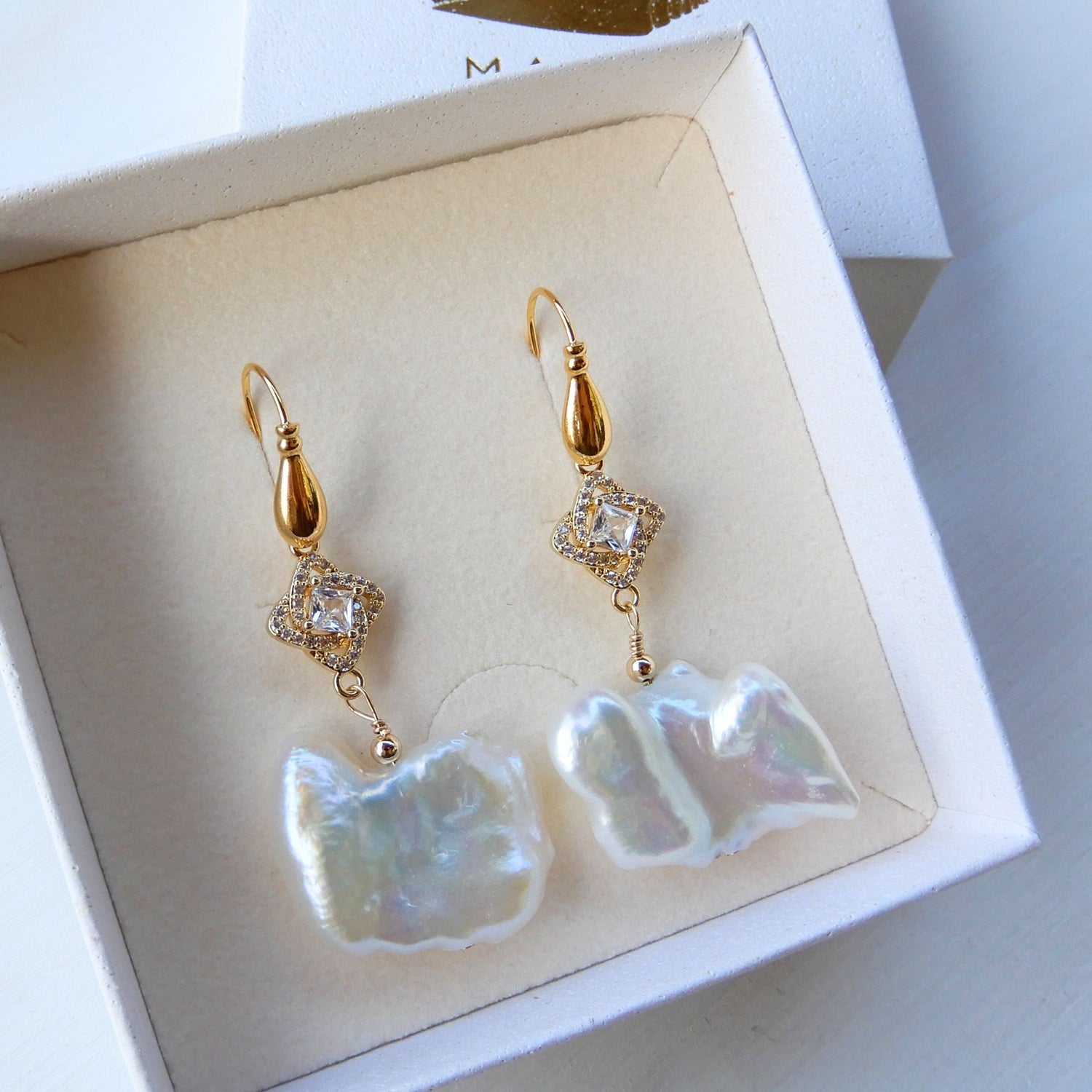 Prachtige zoetwater keshi Parel oorhangers met zirkonia bedel