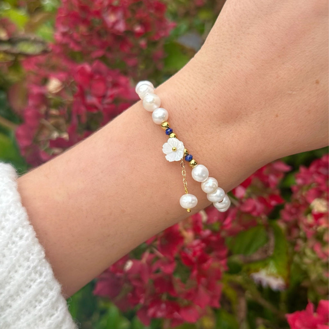 Zoetwater Parel armband met Lapis Lazuli en Parelmoer bloem.
