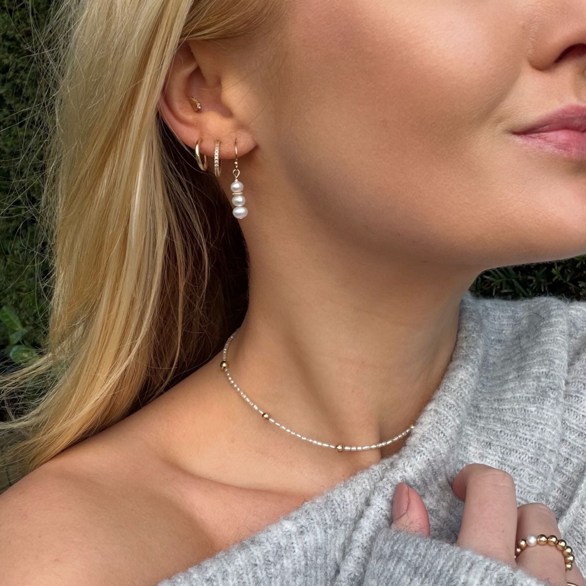 Zoetwater Parel oorhangers met gouden bewerkte rondel.