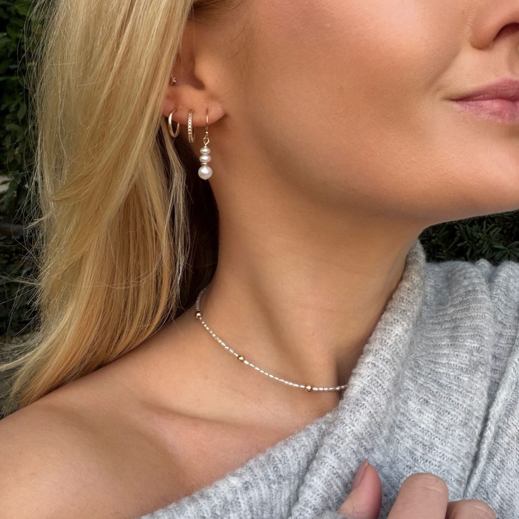 Drie zoetwater Parel oorhangers met gouden tussenkraal.