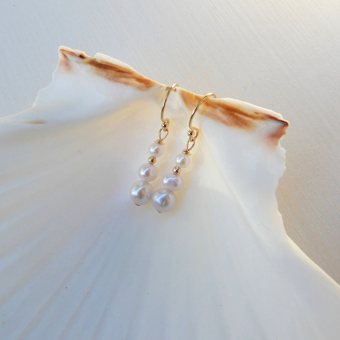 Prachtige zoetwater Parel oorhangers oplopend van maat.