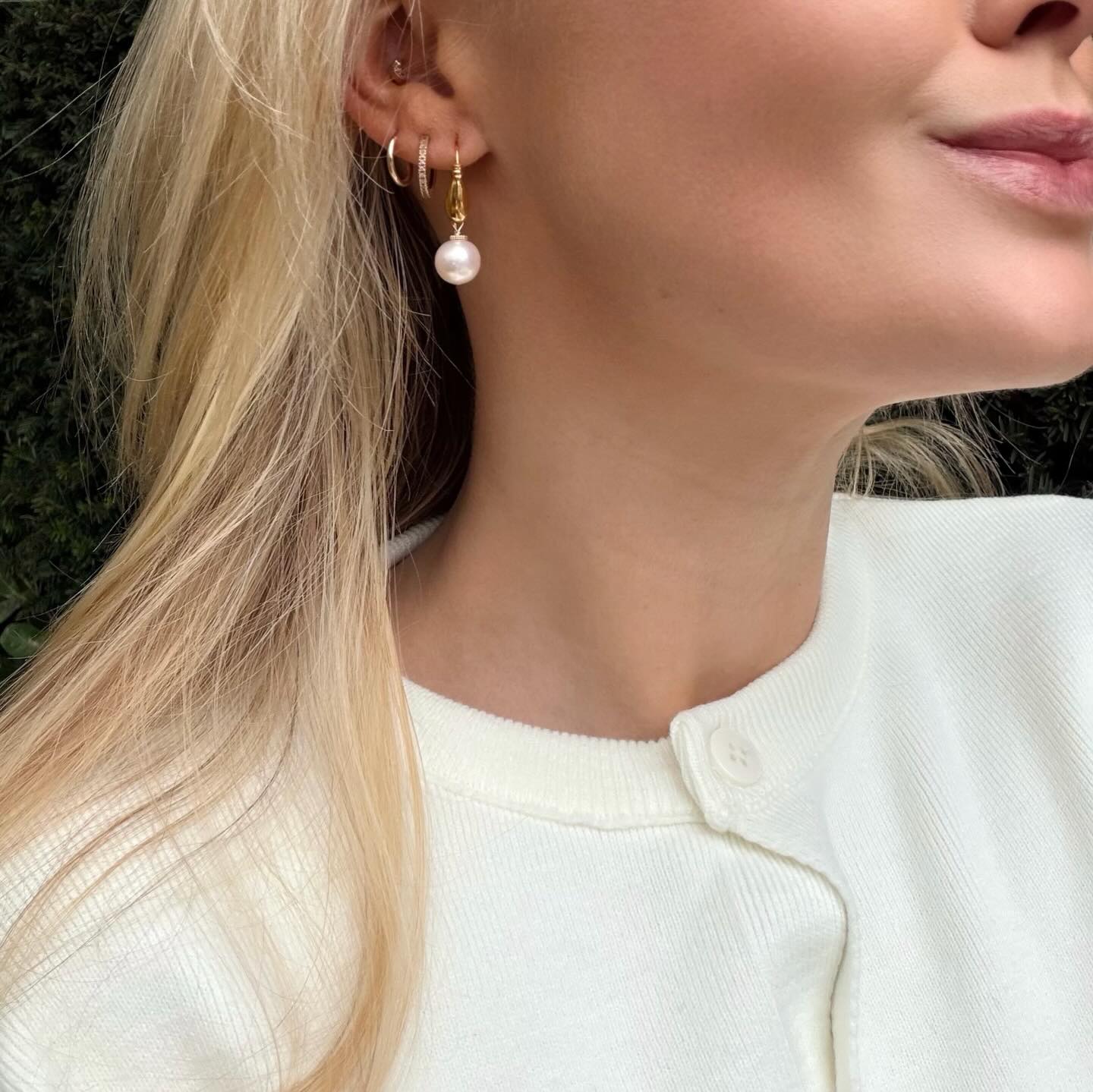 Zoetwater Parel oorhangers van 9,5-10 mm met goudkleurige haken.