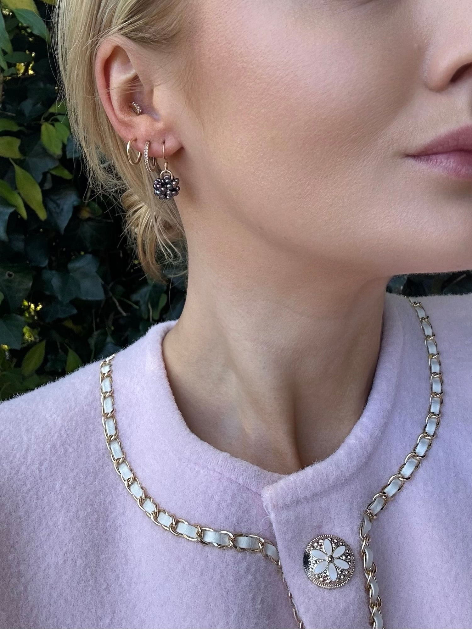 Grijze zoetwater Parel oorhangers in bol vorm.