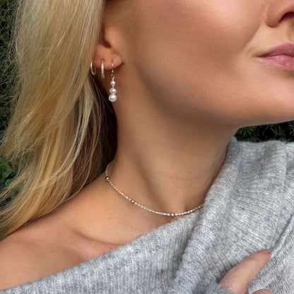 Zoetwater Parel oorhangers met drie Parels en goudkleurige tussenkraal.