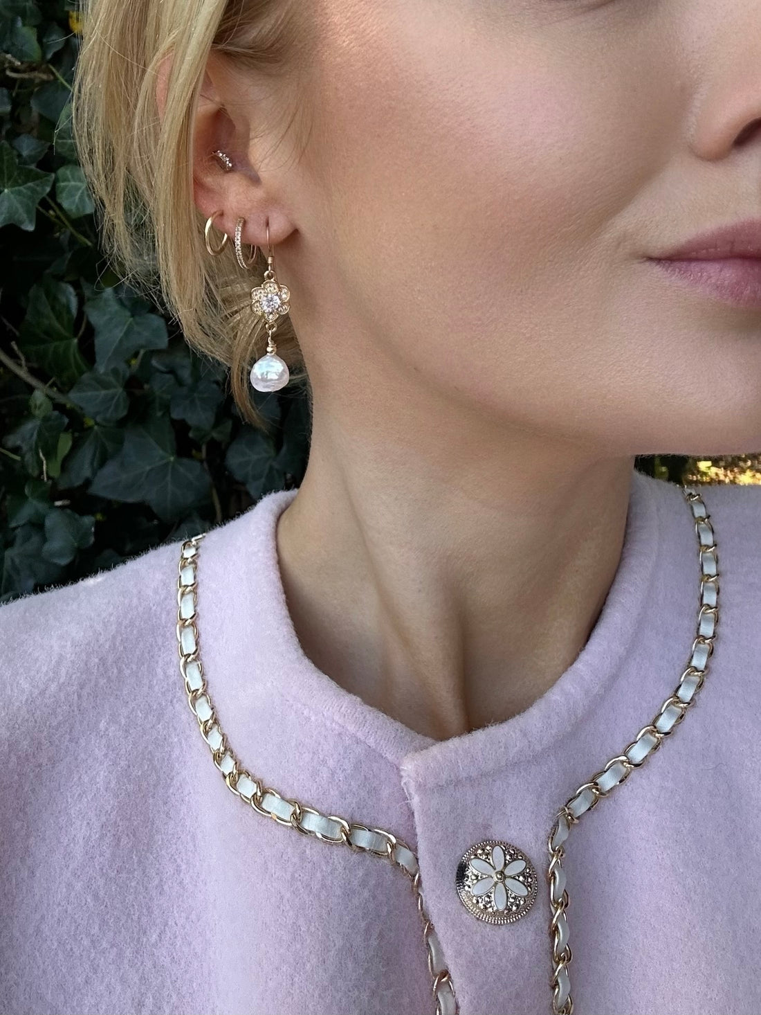 Zoetwater Parel oorhangers met zirkonia bloem bedel.