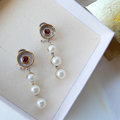 Zoetwater Parel oorhangers in combinatie met Rhodoliet