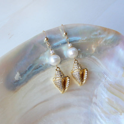 Goudkleurige zoetwater Parel oorhangers in combinatie met een zirkonia schelp bedel