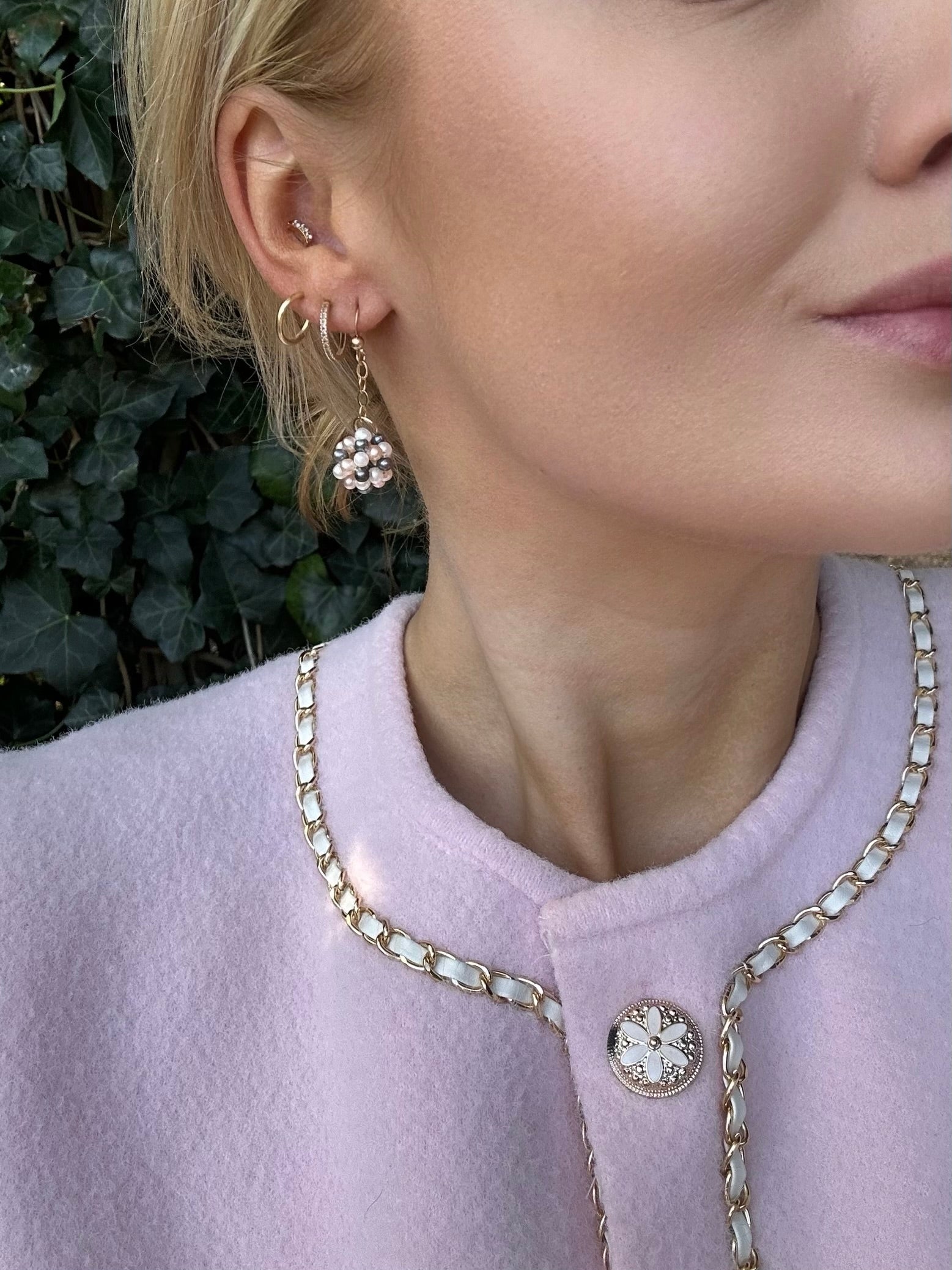 Zoetwater Parel oorhangers in bol vorm.