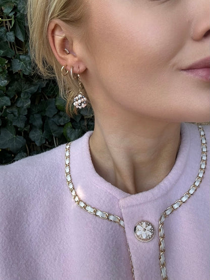 Zoetwater Parel oorhangers in bol vorm.