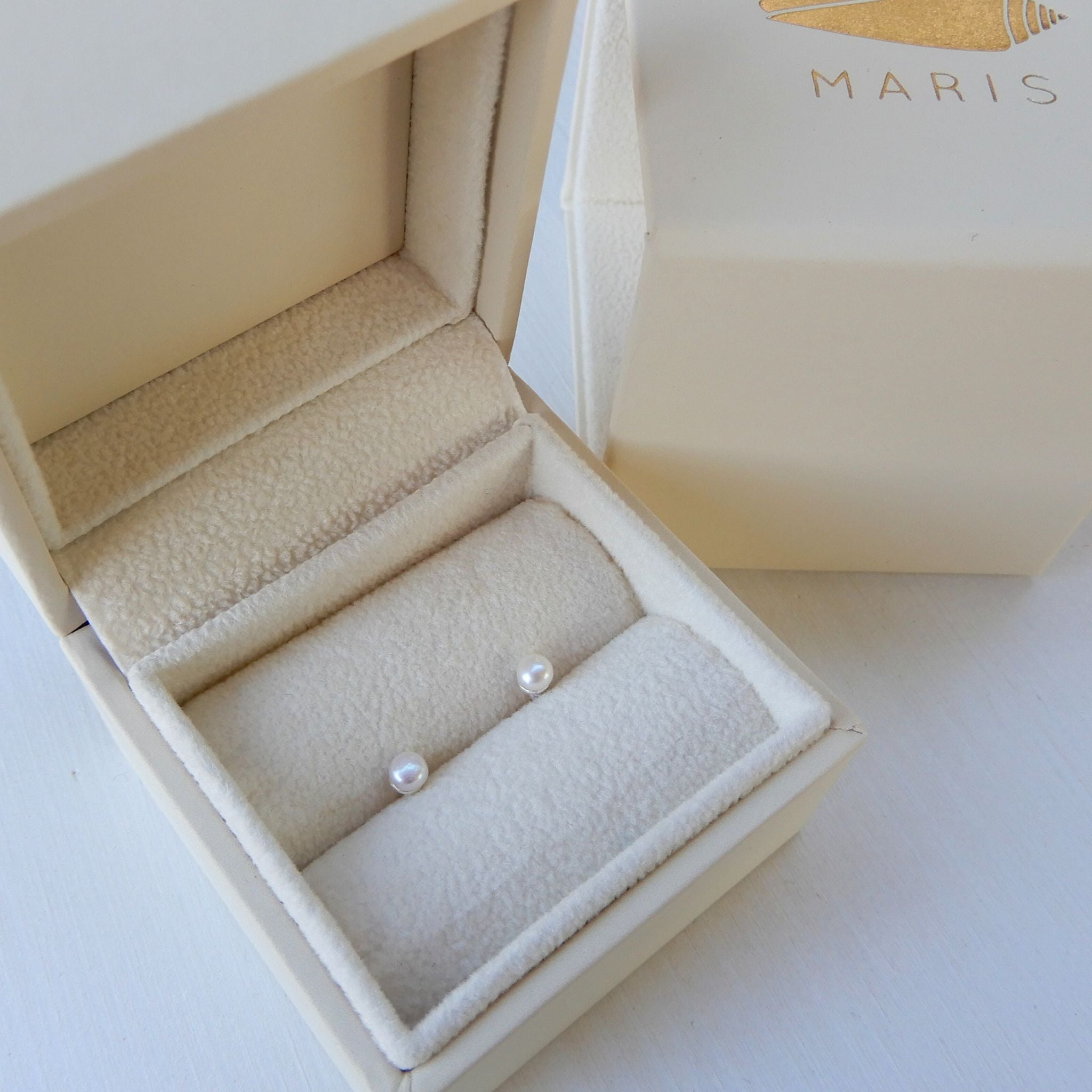 Zoetwater Parel mini oorstekers met zilver 925 steker.