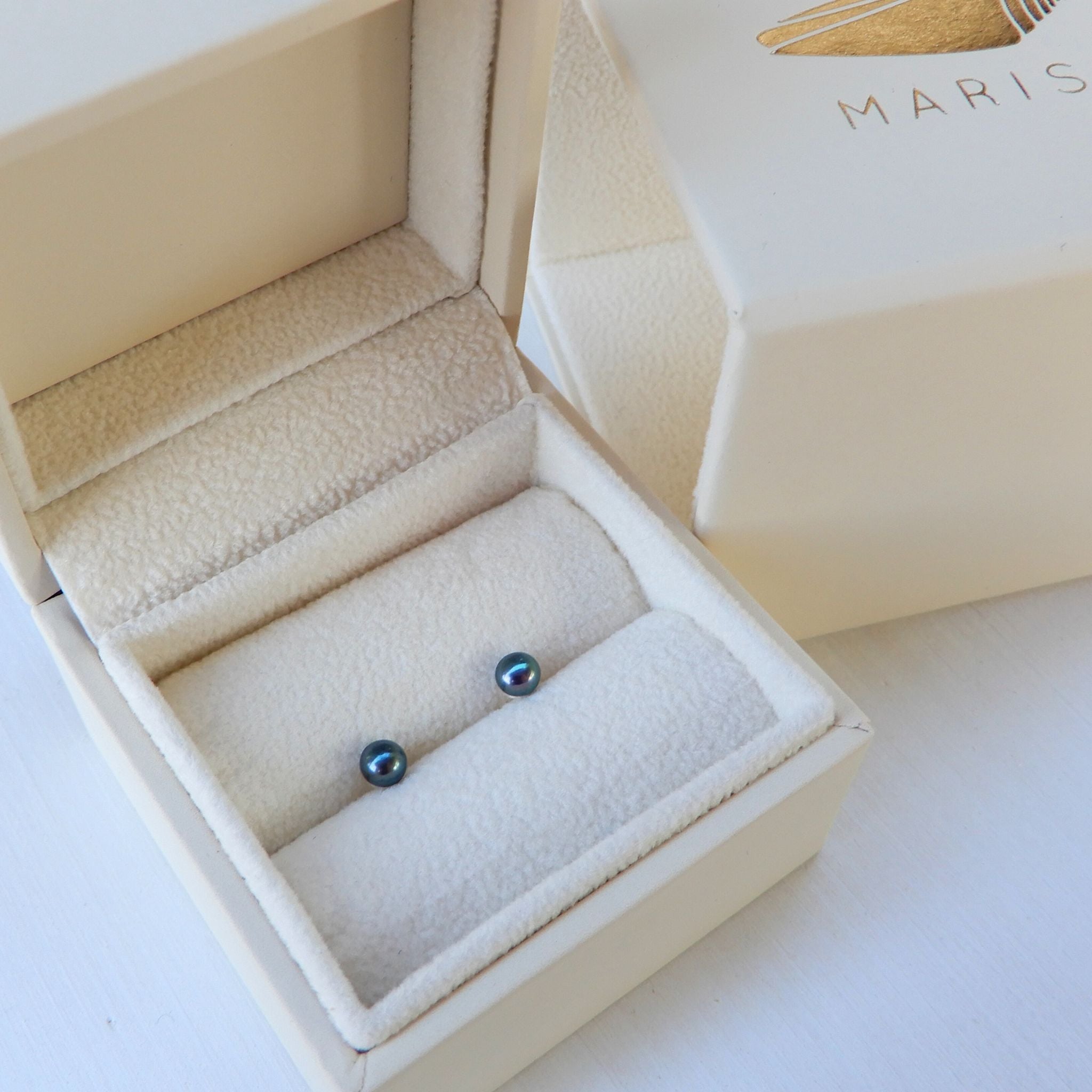 Mini zoetwater Parel oorstekers met zilveren steker.