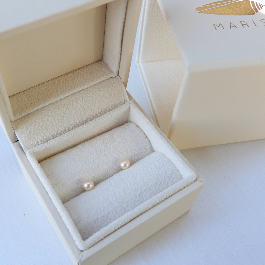 Mini zoetwater Parel oorstekers in peach kleur met zilver 925 stekers. 