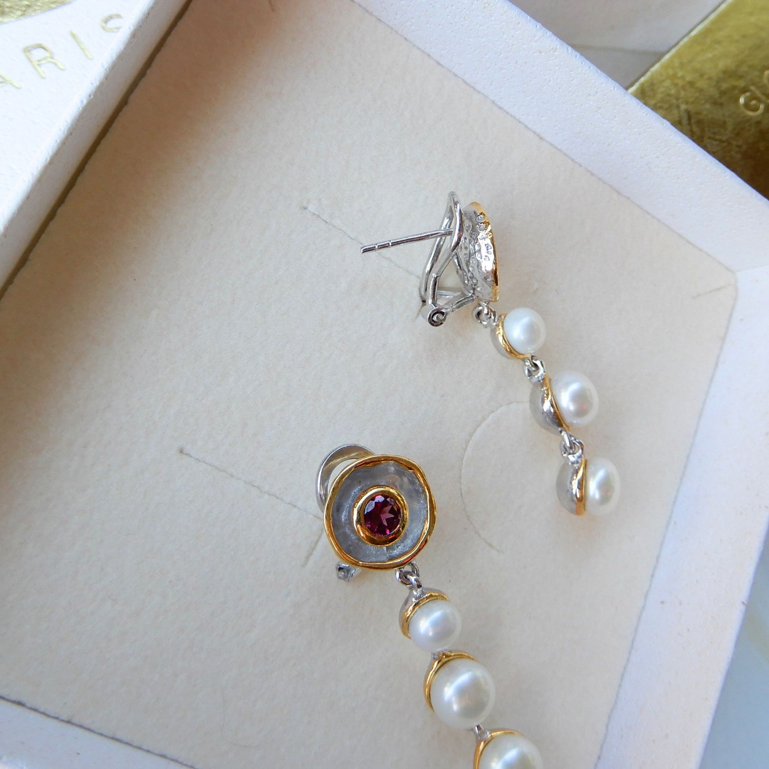 Zoetwater Parel oorstekers in combinatie met Rhodoliet