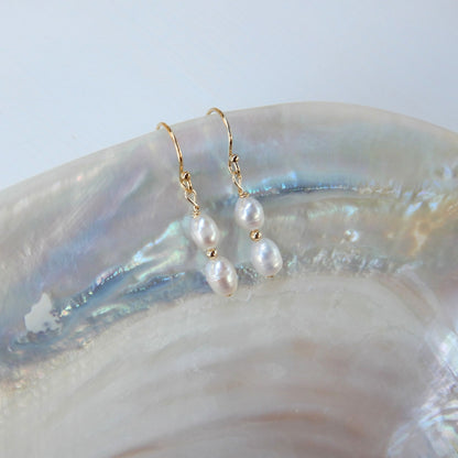 Zoetwater Parel rijst oorhangers met gold plated tussenkralen.