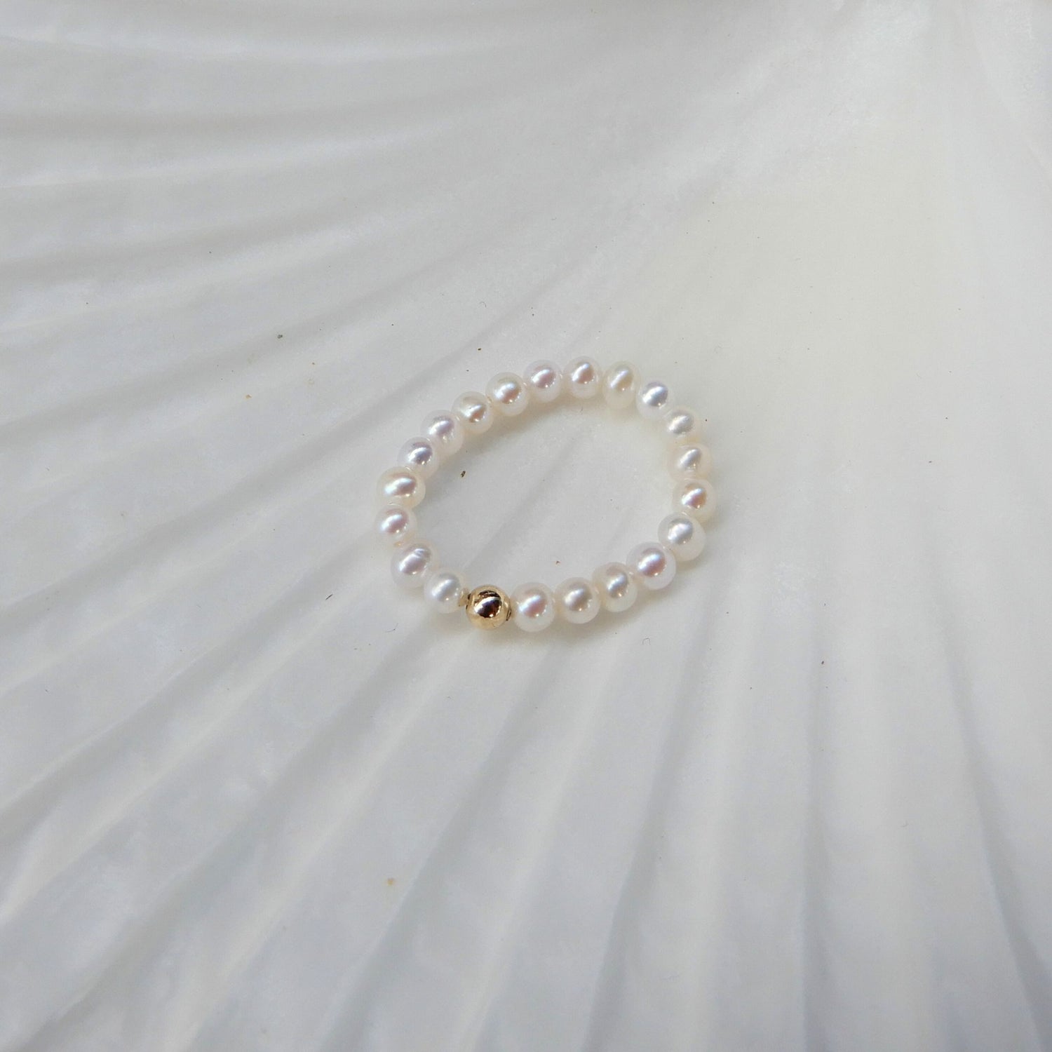 Zoetwater Parel ring op stretch draad