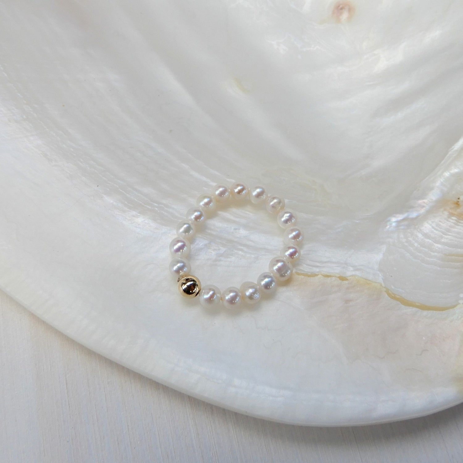 Zoetwater Parel stretch ring met gouden kraal.