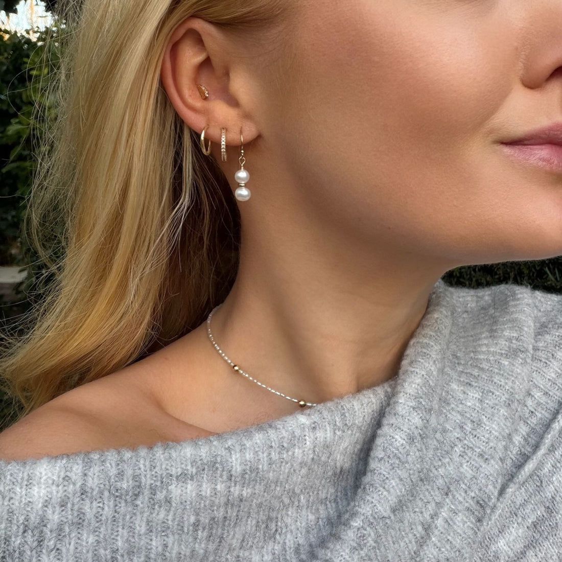 Oorhangers van twee zoetwater Parels met gouden rondel.