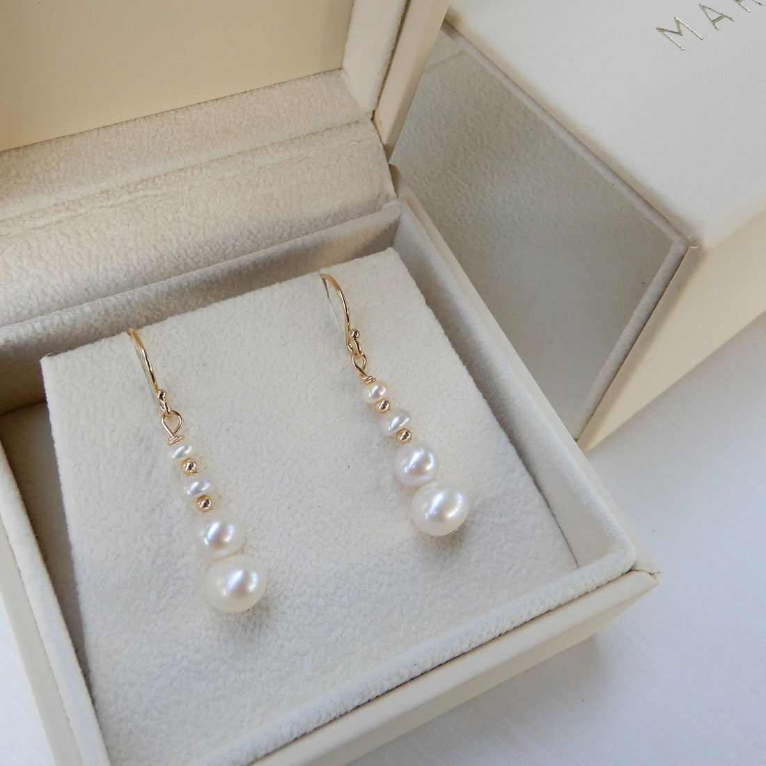 Prachtige oorhangers met oplopende zoetwater Parels en gold filled.